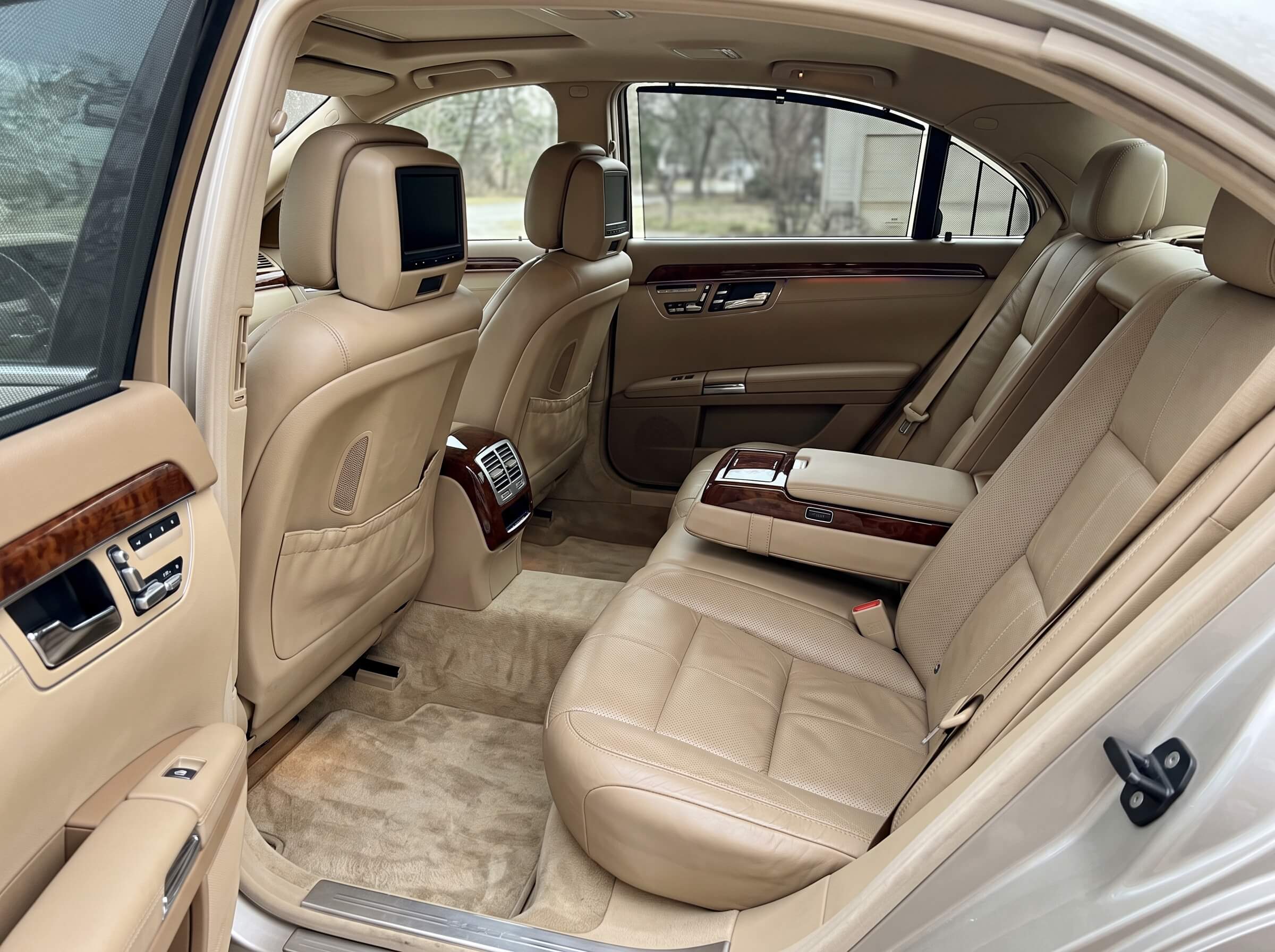 4-seater-car-hire-with-driver-int